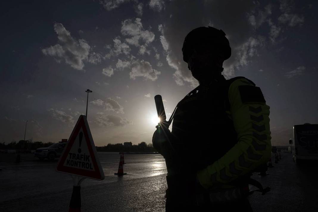 Modern radar sistemleri otoyollarda uçanı kaçanı anında tespit ediyor! 4 kademeli lazerlerle sürekli tarama yapılıyor 33